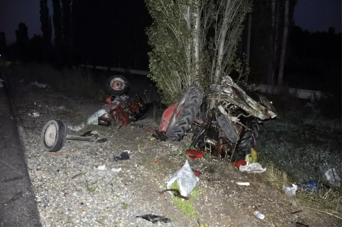 Yolcu Otobüsüyle Çarpışan Traktör Üçe Bölündü: 2 Yaralı