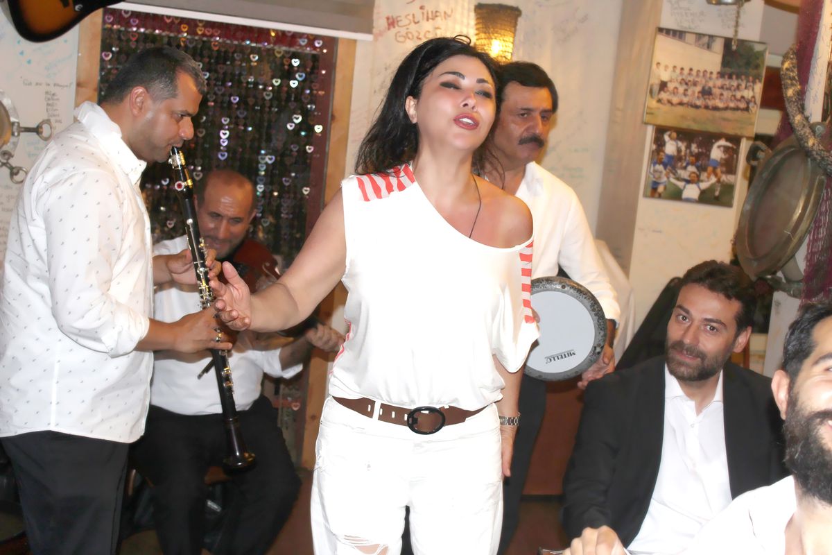 2 Saat Mikrofonsuz Şarkı Söyledi