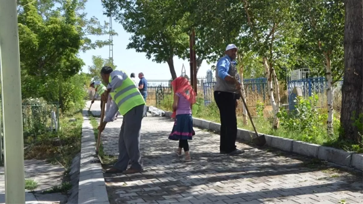 Ağrı\'da Kurban Bayramı Öncesi Mezarlıklar Temizleniyor