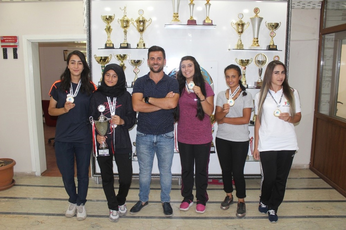 Ağrı Kız Tenis Takımı Doğu Ligi\'nde Üçüncü Şampiyonasında Oldu