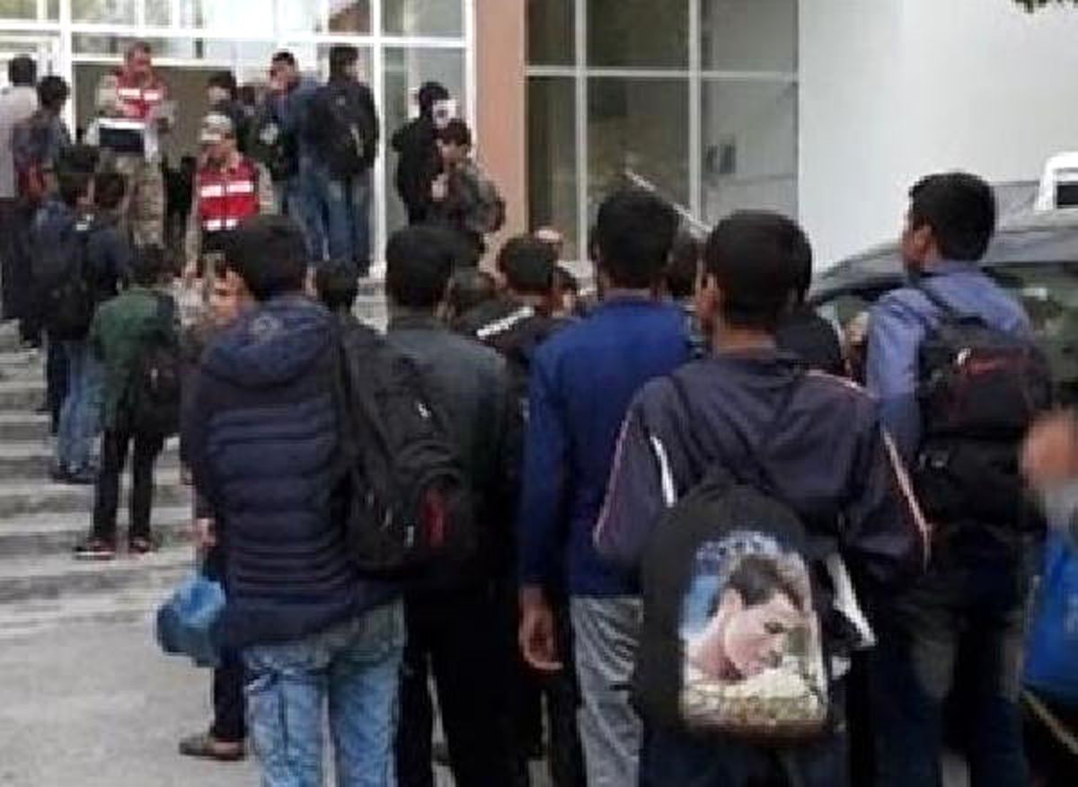 Amasya\'da Durdurulan Otobüsten 82 Kaçak Çıktı