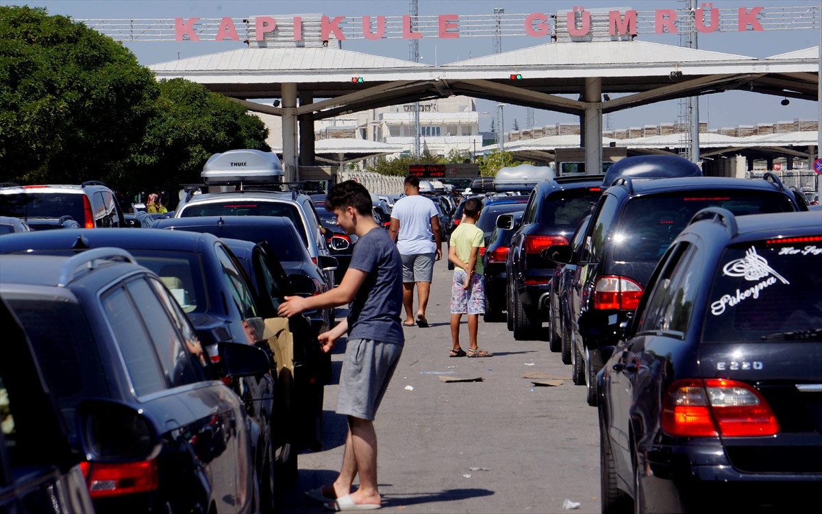 Avrupa\'ya Açılan Kapılarda Kuyruklar Uzadı