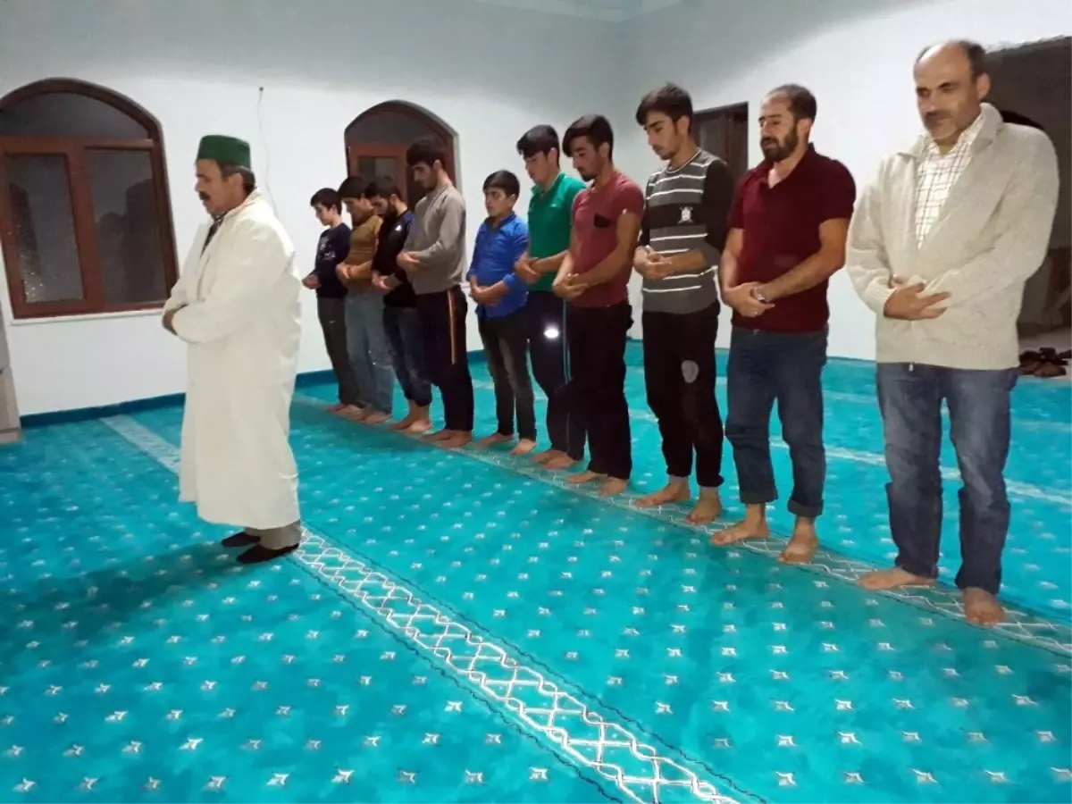 Cep Telefonu Işığıyla Namaz Kılan Cemaat Elektriğe Kavuştu