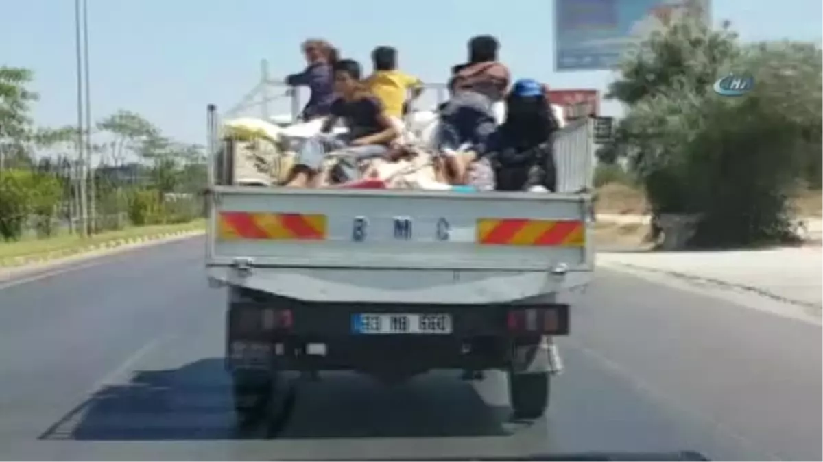 Çocukların Kamyonet Üzerinde Tehlikeli Yolculuğu Kameralara Böyle Yansıdı