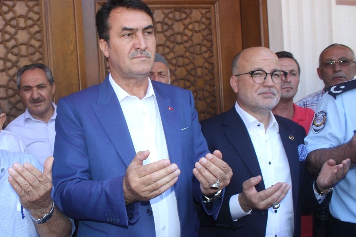 Emek\'e Yeni Meydan ve Mescit