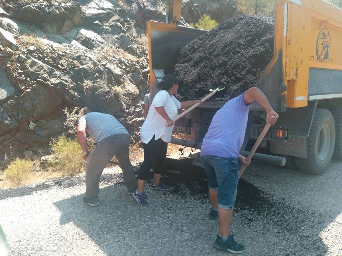 Gazeteciler Kazma Kürekle Yolları Düzeltti
