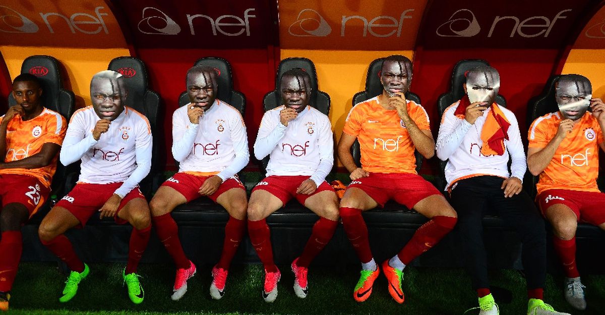 Gomis\'e Futbolcu ve Taraftarlardan Destek