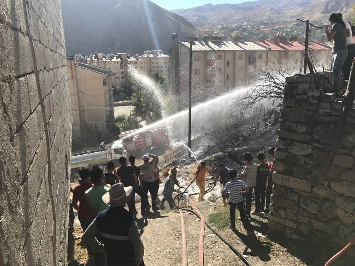 Hakkari\'de Boş Arazide Yangın