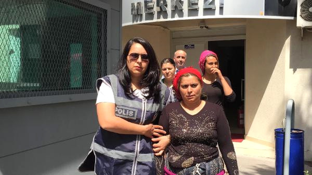 İki Kadın Mazgal Demirlerini Çalarken Yakalandı