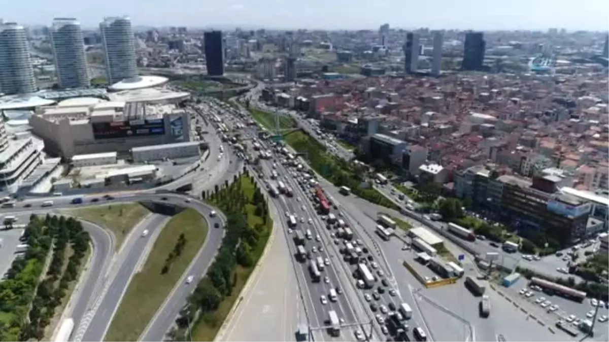 İstanbul\'da Başlayan Bayram Trafiği Havadan Görüntülendi