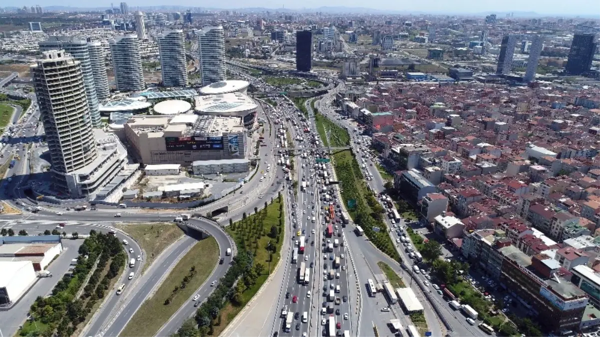 İstanbul\'da Bayram Trafiği Havadan Görüntülendi