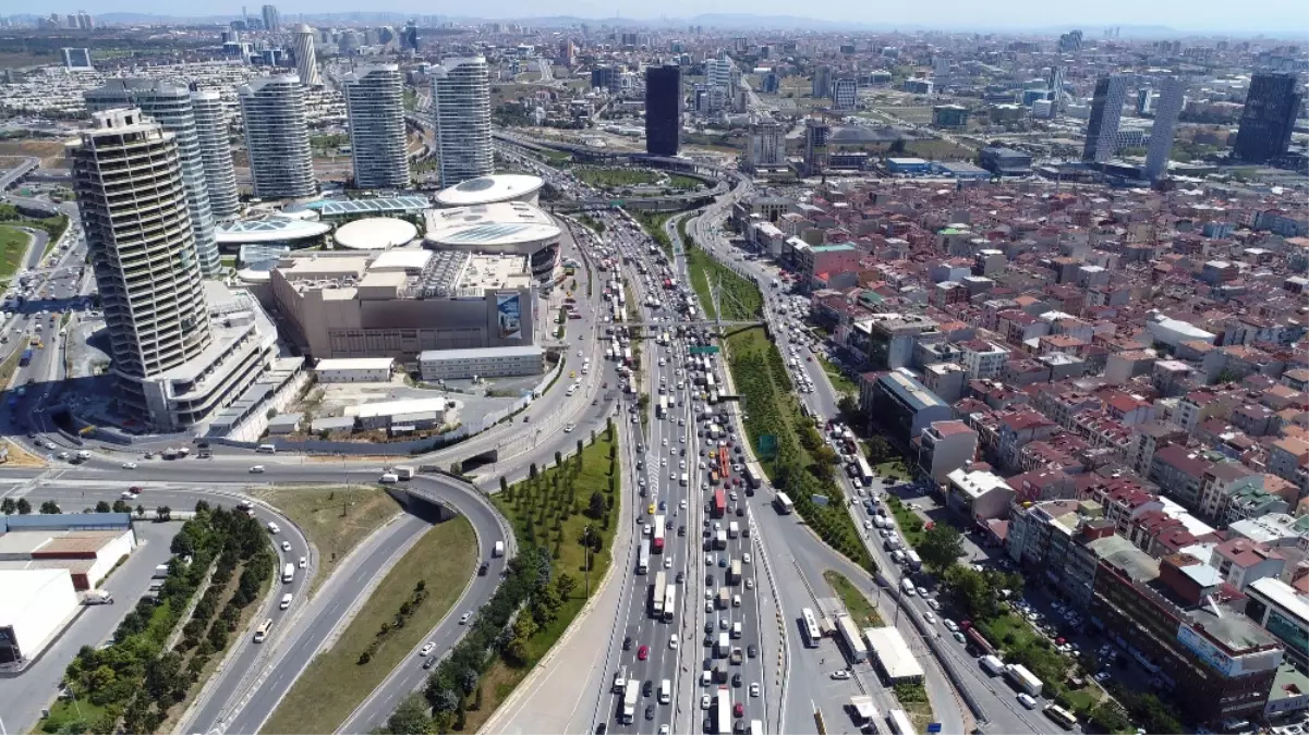 İstanbul\'da Bayram Trafiği Havadan Görüntülendi