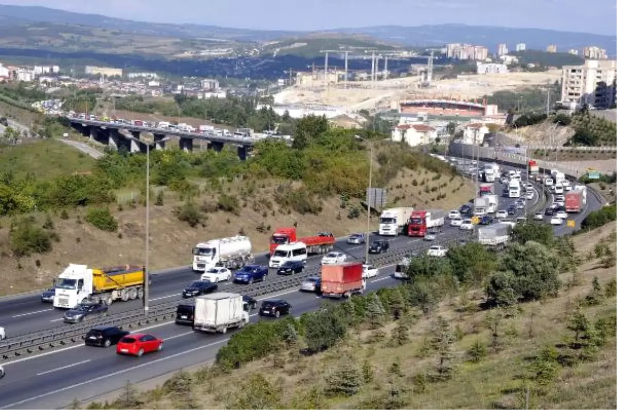 İzmit\'te Bayram Trafiği Yoğunluğu