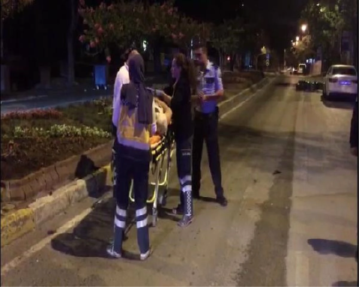 Kadıköy\'de Motosiklet Kazası: 2 Ağır Yaralı