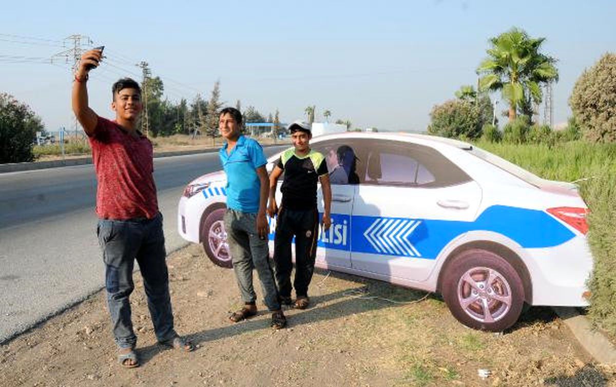 Maket Trafik Aracıyla Selfie