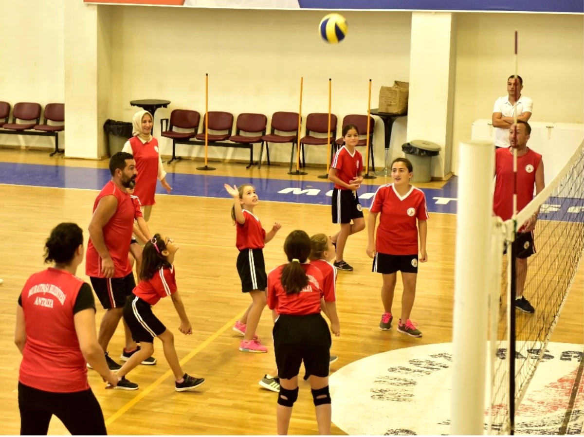 Muratpaşa\'nın Yaz Spor Okullarında Anne Babalar, Çocuklarına Rakip Oldu