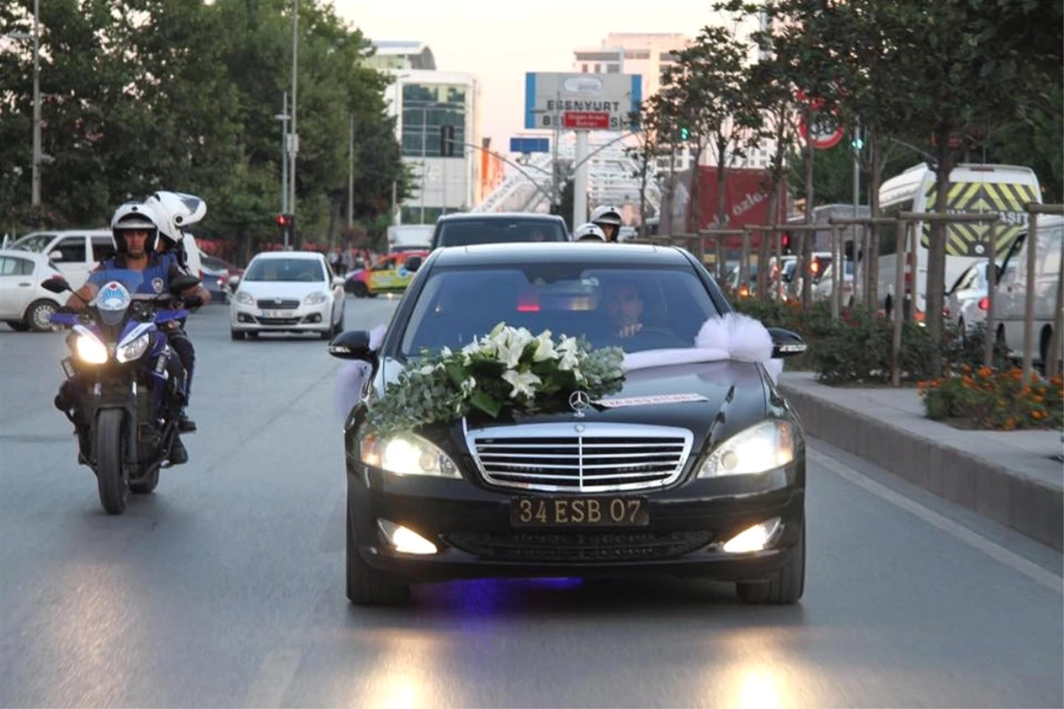 Ömer Halisdemir\'in Yeğenine Makam Arabası Jesti