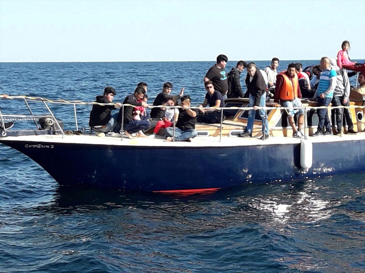 Sığınmacılar Tekneleri Bozulunca Yakalandı