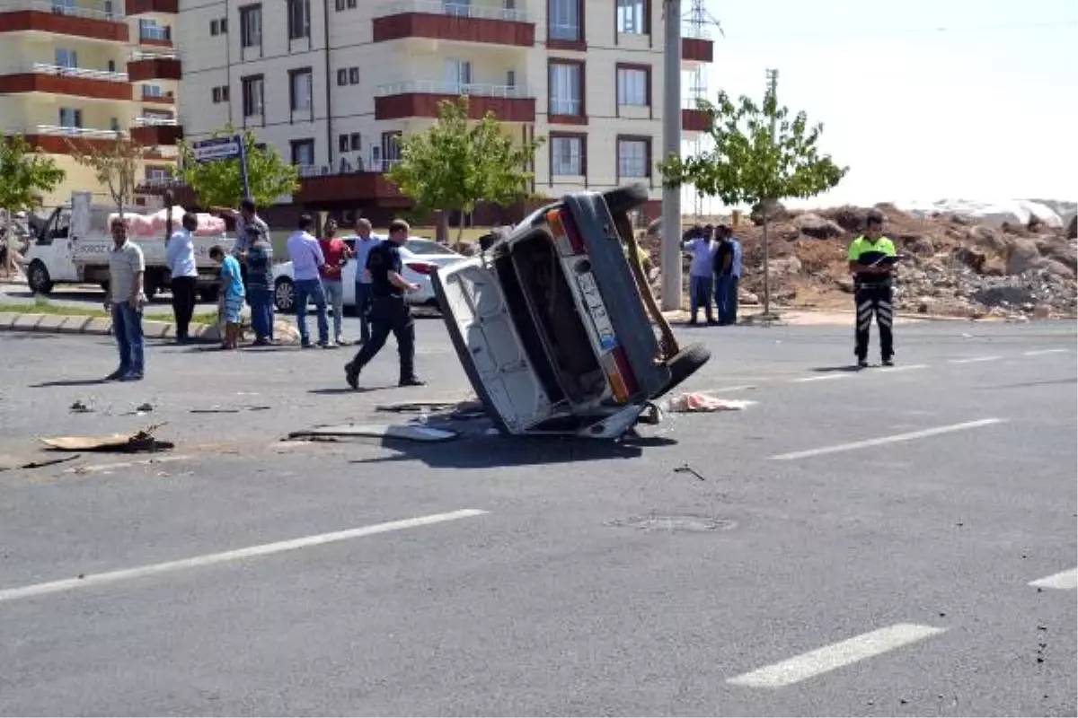 Siverek\'te İki Otomobil Çarpıştı: 5 Yaralı