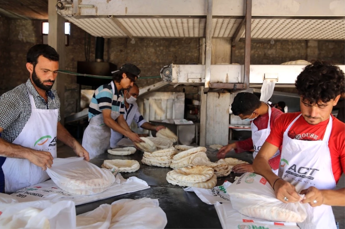Suriye\'de Kurulan "Zafer Ekmek Fırını" Üretime Başladı