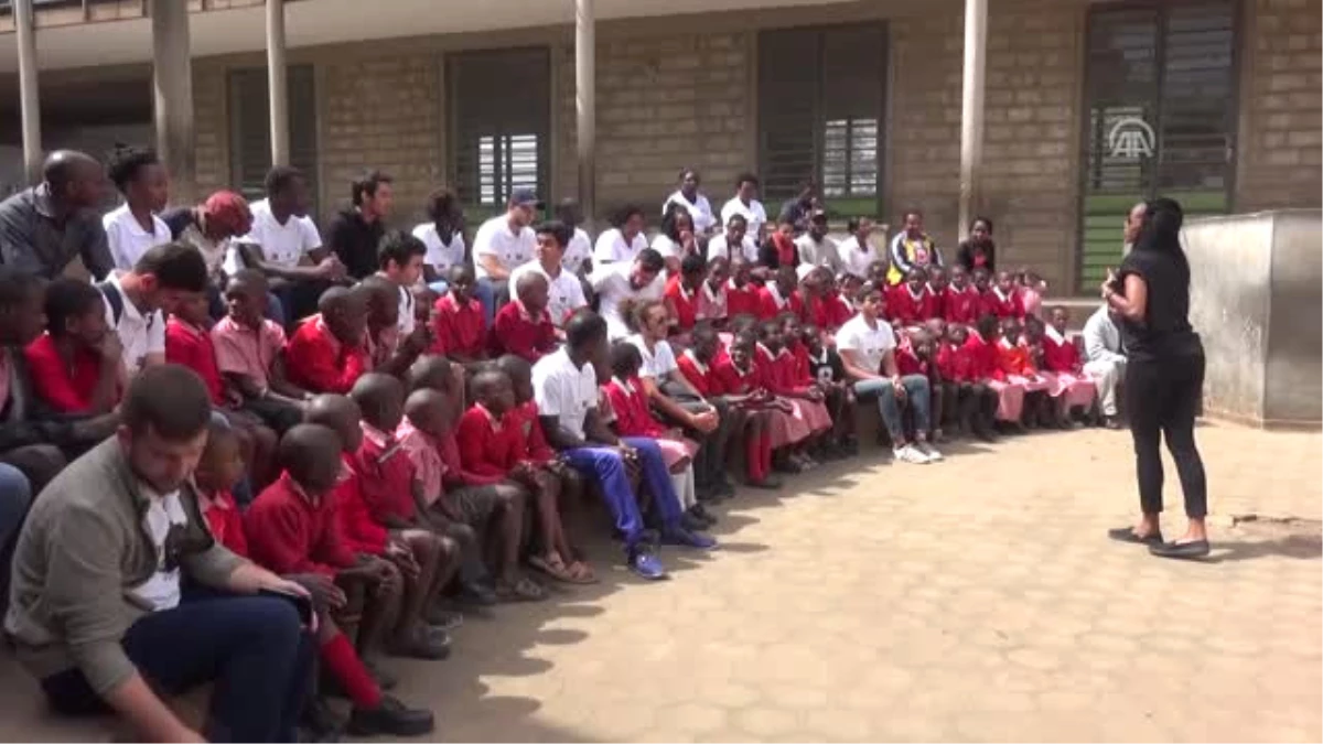 Tika\'nın Gönüllü Elçileri Kenya\'da Kütüphane Kurdu
