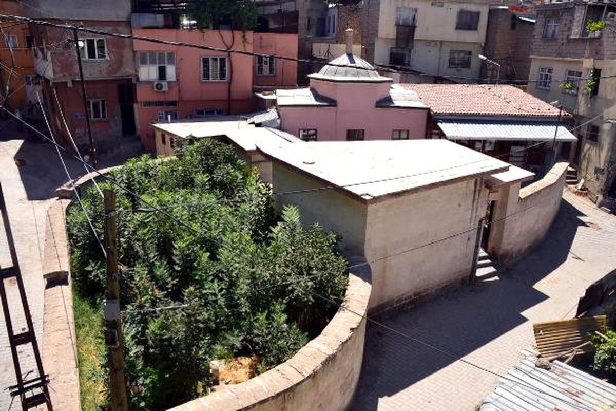 130 Yıllık Caminin Duvar ve Kolonlarındaki Çatlaklar Korkutuyor