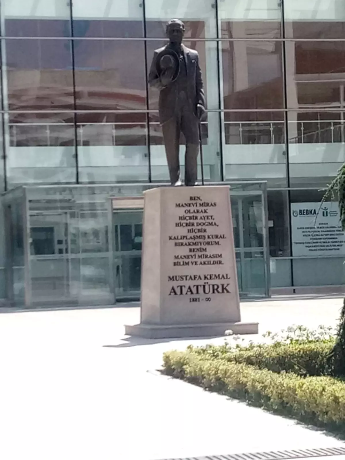 Atatürk Anıtına Sprey Boyalı Saldırı