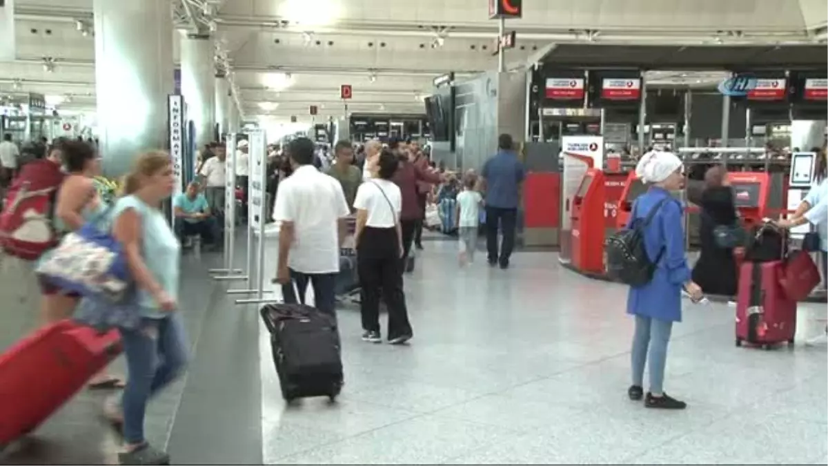 Atatürk Havalimanı\'ndaki Bayram Yoğunluğu Sürüyor