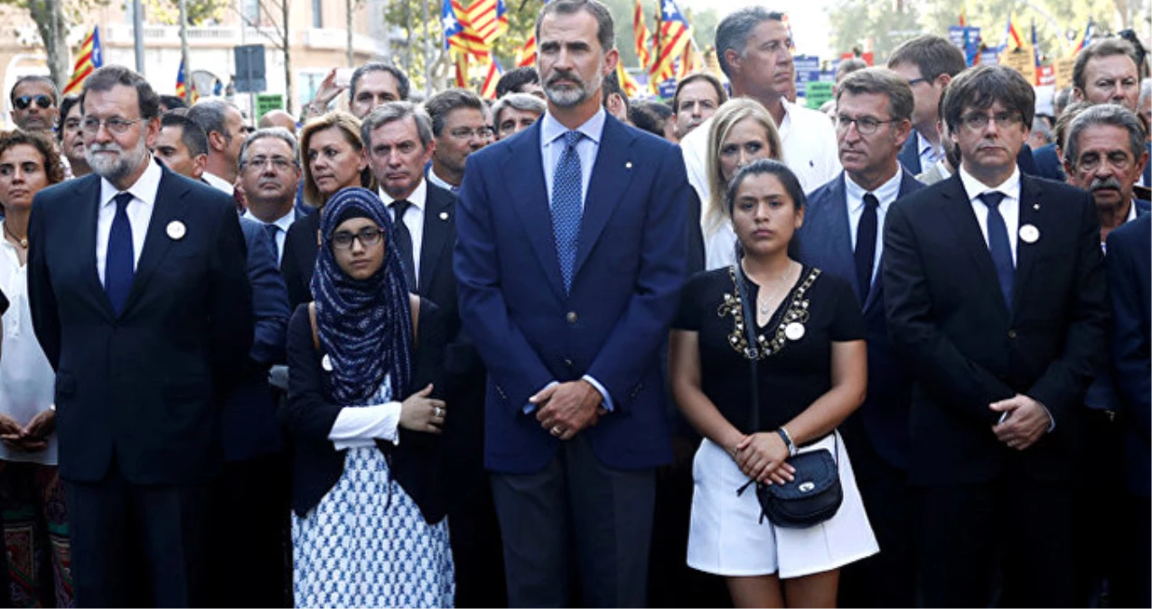 Barcelona\'daki Terör Saldırısı Sonrası İspanya Tarihinde İlk Defa Kral Halkın Arasında Yürüdü