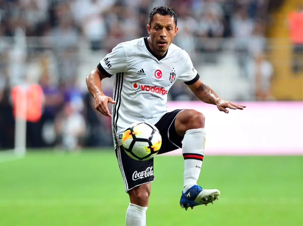 Beşiktaş\'ta Adriano Şoku