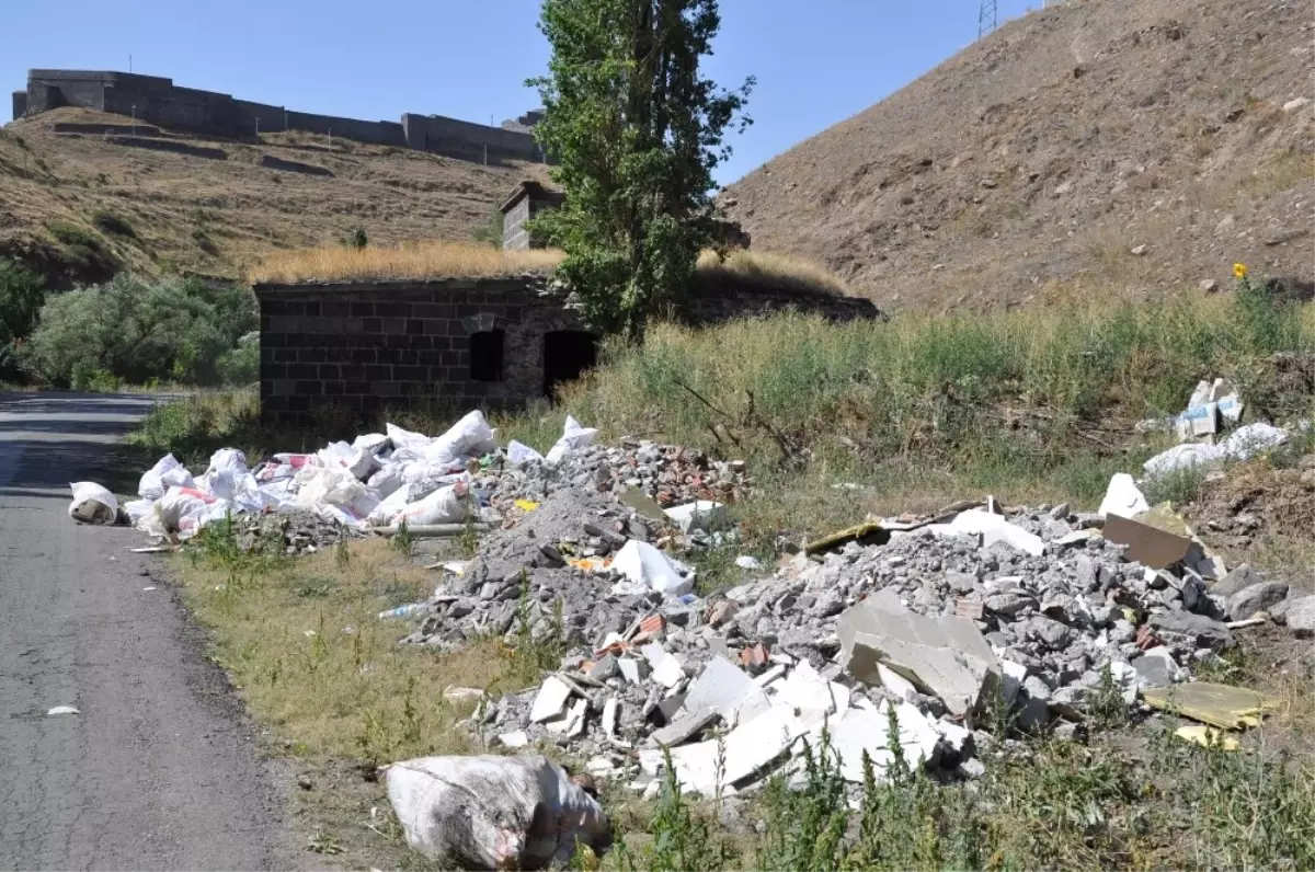 Beton Bariyer Hafriyat Dökülmesini Engel Olmadı