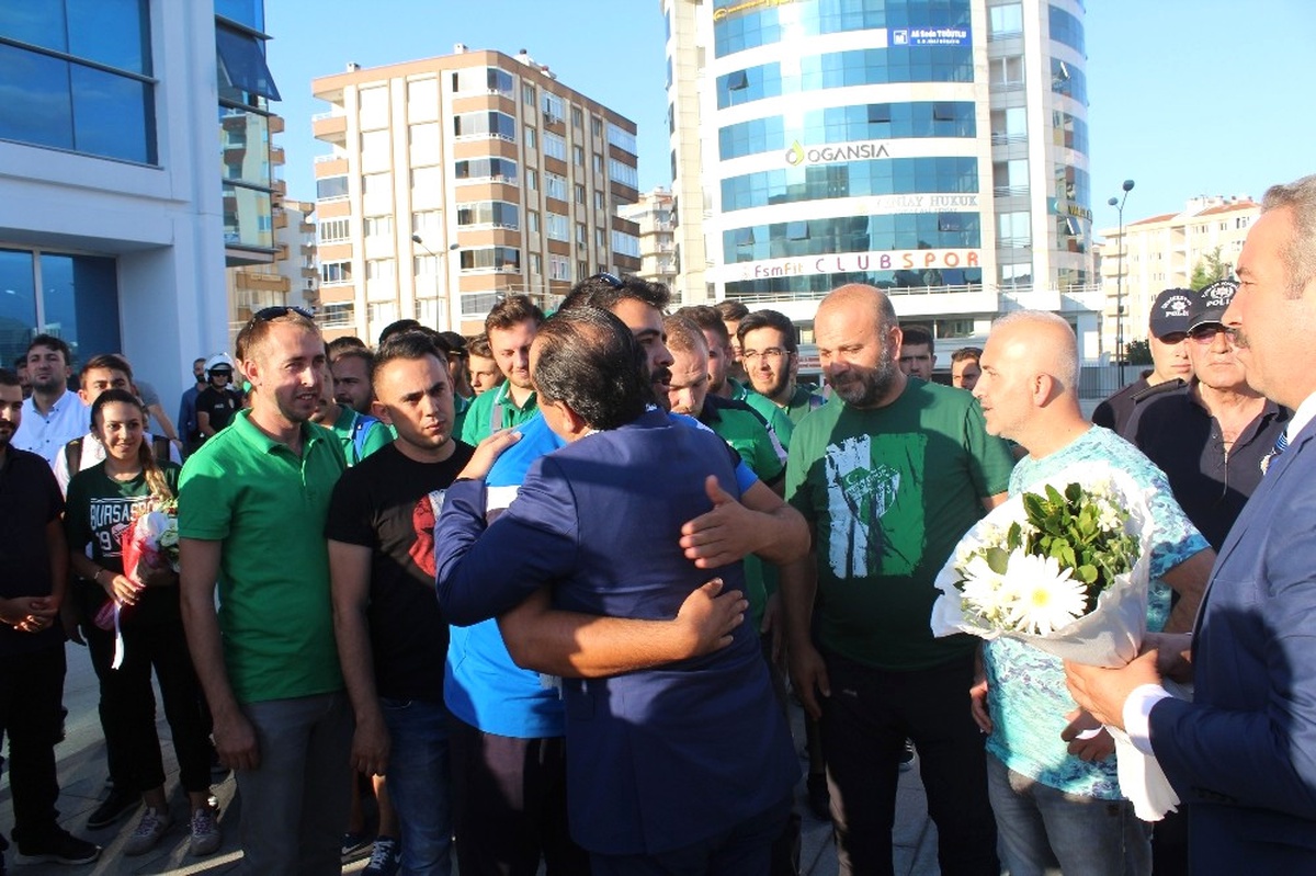 Bursaspor Taraftarları ve Suriyeliler Emniyet Müdürünü Adana\'ya Uğurladı