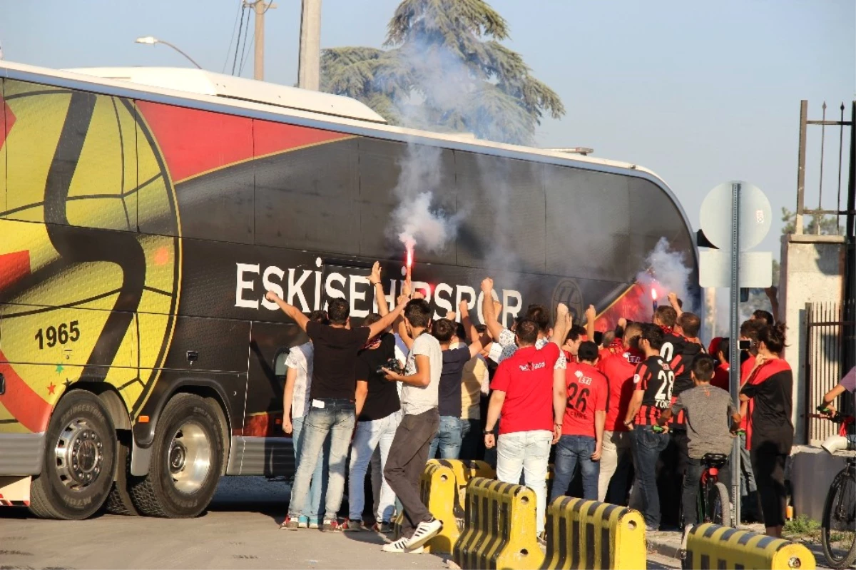 Cezalı Eskişehirspor Taraftarı Takımı Konvoy Eşliğinde Uğurladı