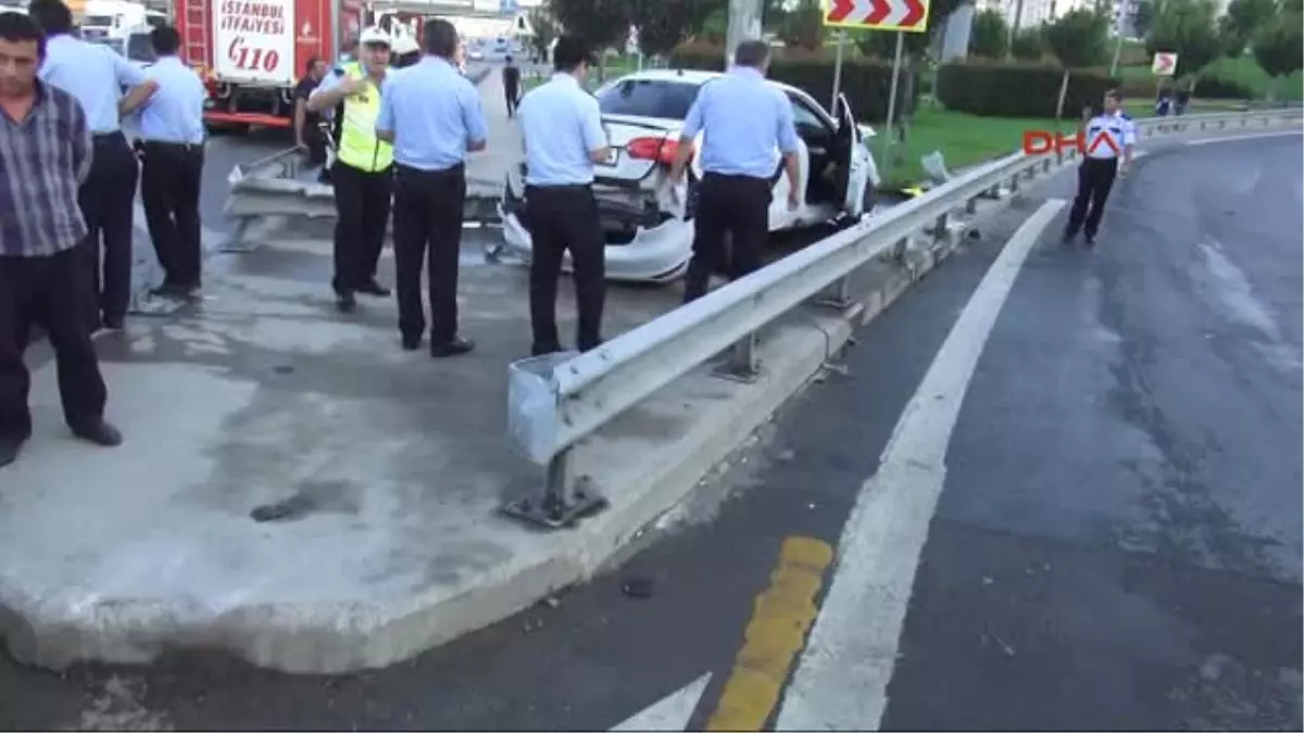 D100 \'De Önce Bariyere Sonra Direğe Çarptı: 1 Ölü, 1 Yaralı