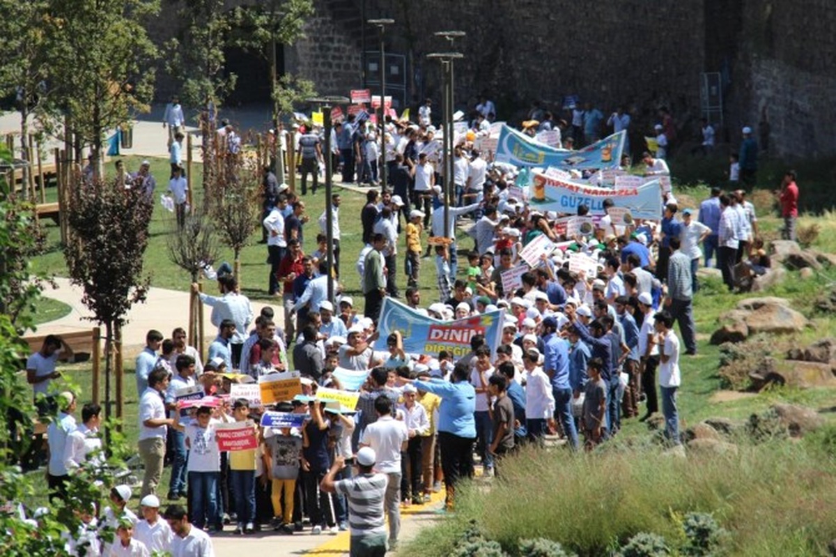 Diyarbakır\'da Namaz Kılmayı Öğrenen Çocuklar Yürüdü