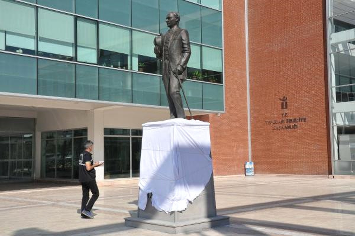 Eskişehir\'de Atatürk Heykeline Saldırı