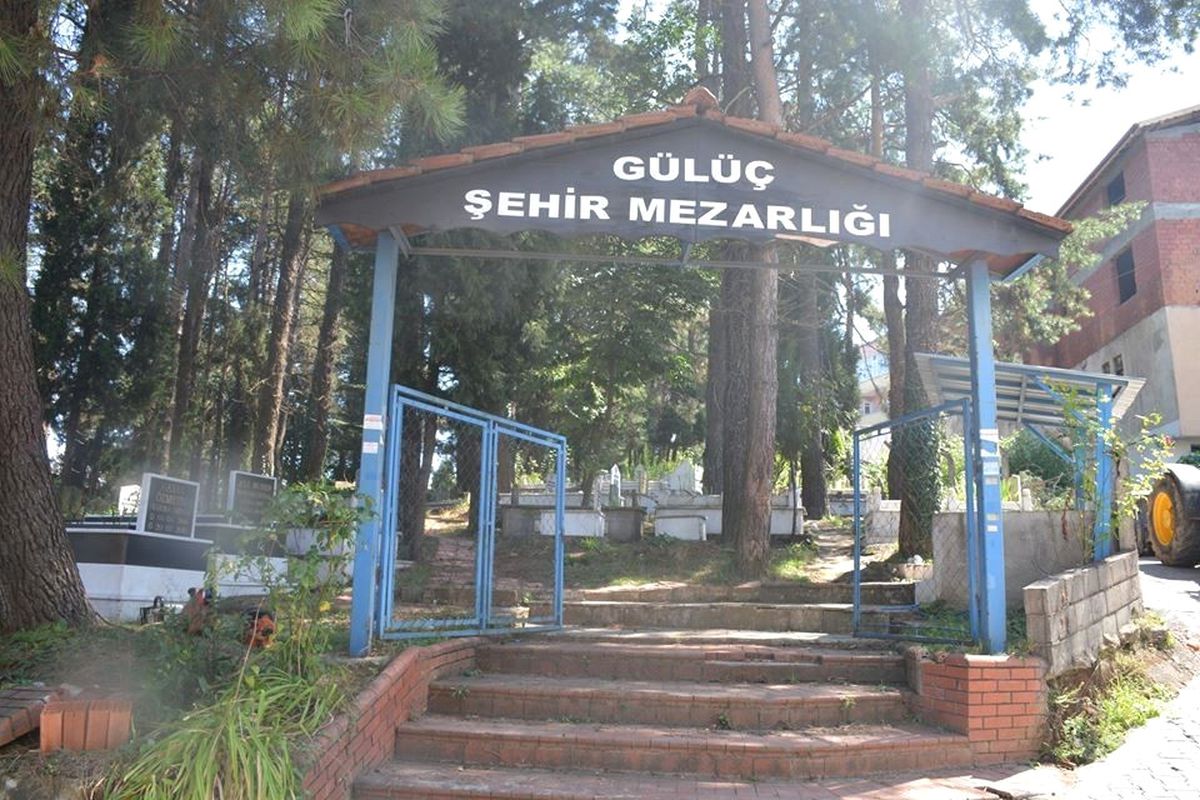 Gülüç Belde Mezarlığı Bayrama Hazır