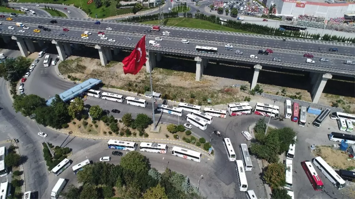 İstanbul\'da Otogardaki Otobüs Kuyruğu Havadan Görüntülendi