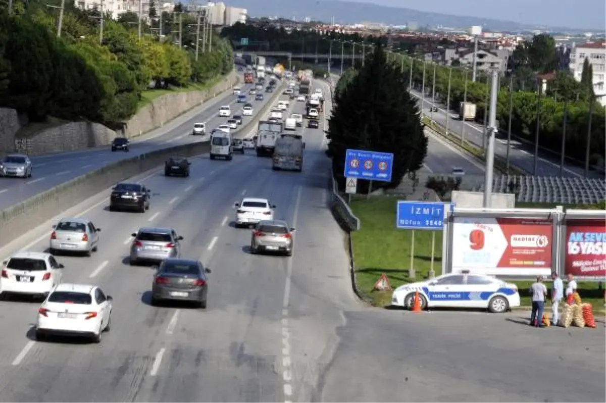 Kocaeli\'de Yol Kenarlarına Maket Trafik Polisi Aracı Konuldu