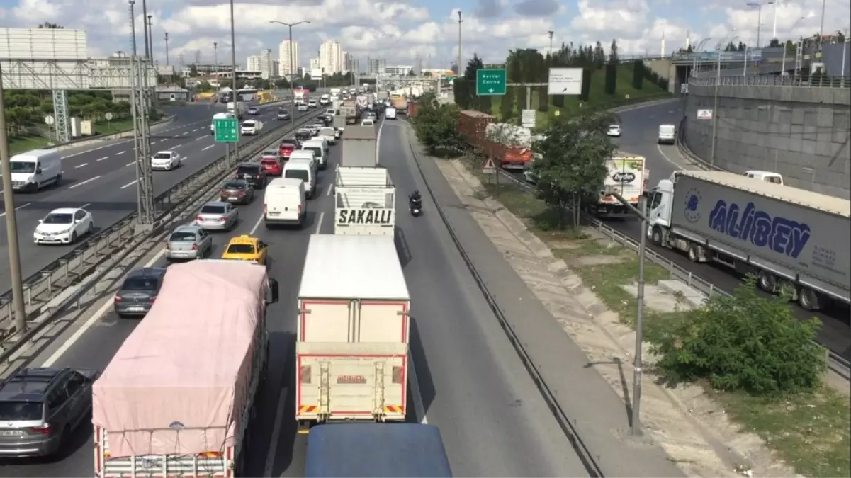 Mahmutbey Gişelerinde Tatilci Yoğunluğu