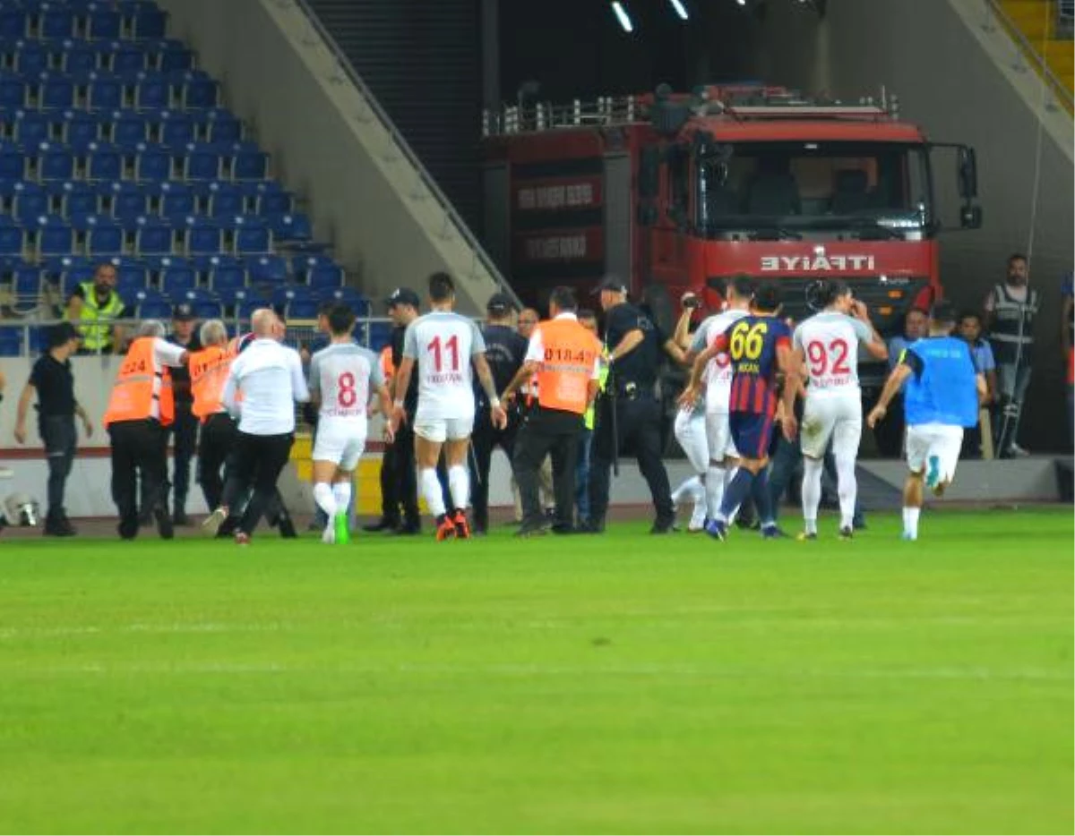 Mersin İdmanyurdu- Amed Sportif Maçında Deniz Naki\'ye Yumruklu Saldırı