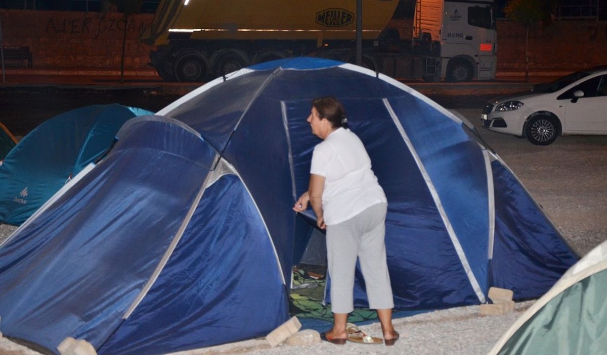 Milas\'ta Deprem Korkusu Vatandaşları Evinden Etti