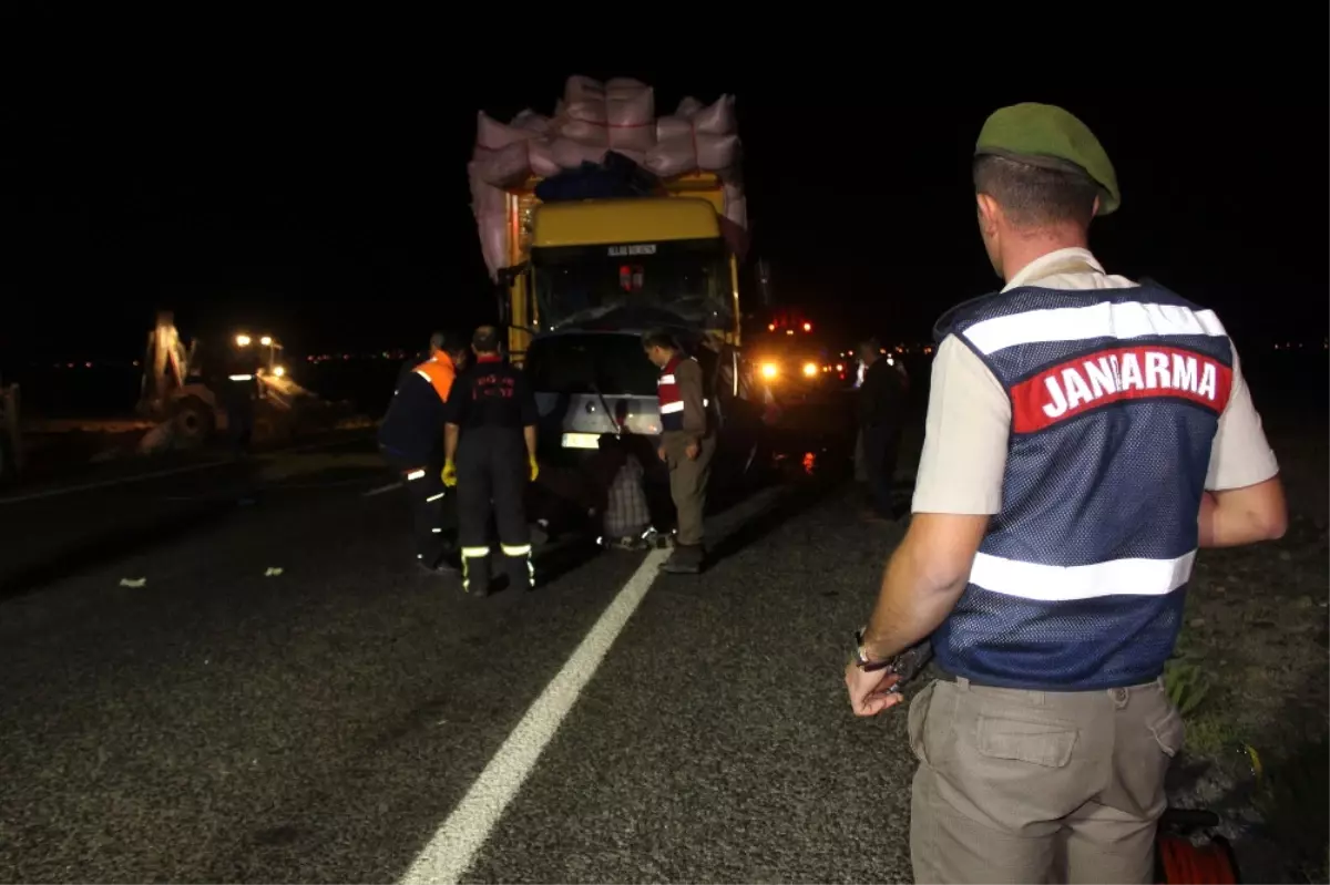 Kamyon ile Hafif Ticari Araç Kafa Kafaya Çarpıştı: 3 Ölü, 5 Yaralı!