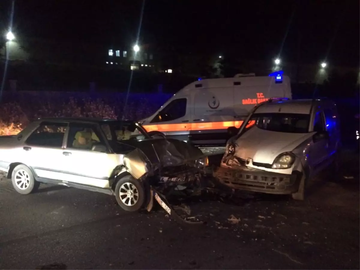 Otomobil ile Hafif Ticari Araç Çarpıştı: 5 Yaralı