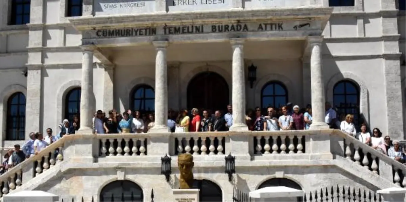 Sivas Lisesi Mezunları Okullarıyla Buluştu