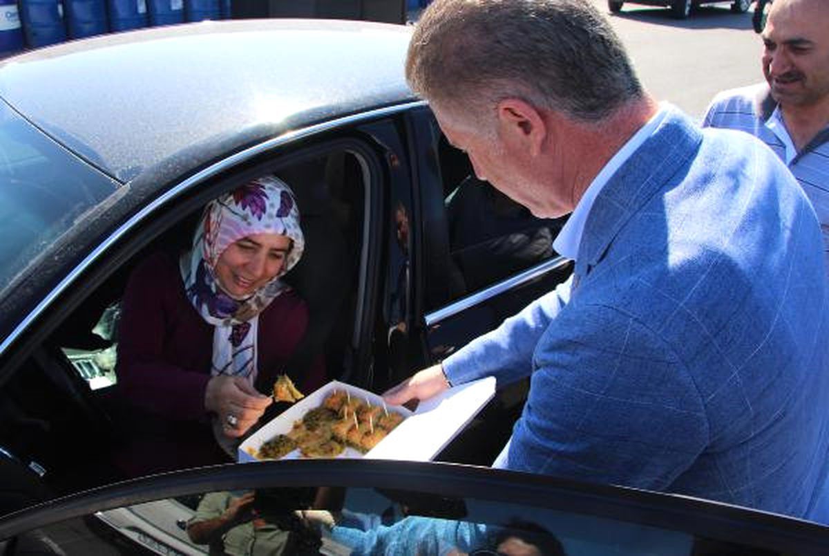 Sivas\'ta Validen Sürücülere Baklava İkramlı Hız Uyarısı