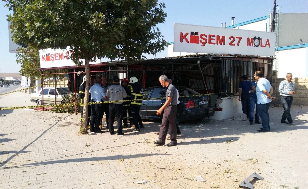 Tırdan Kaçan Otomobil, Kafeteryaya Girdi: 1 Ölü, 3 Yaralı