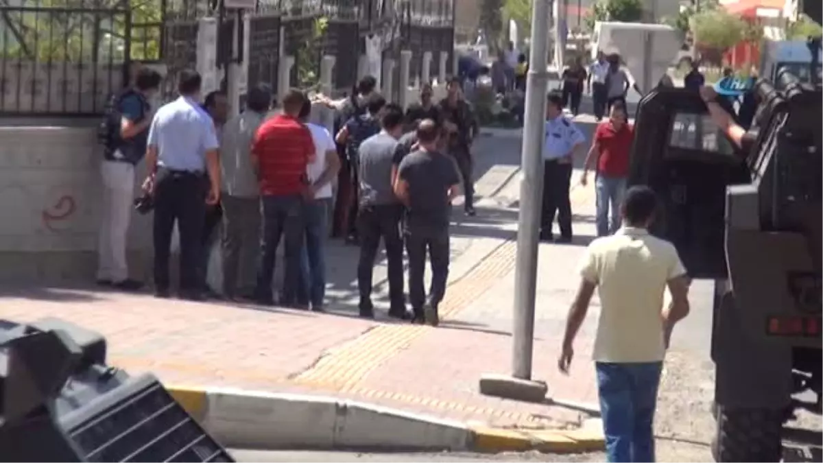 Uygulamaya Takılan Şahıs Başına Dayadığı Silahla Polise Direndi