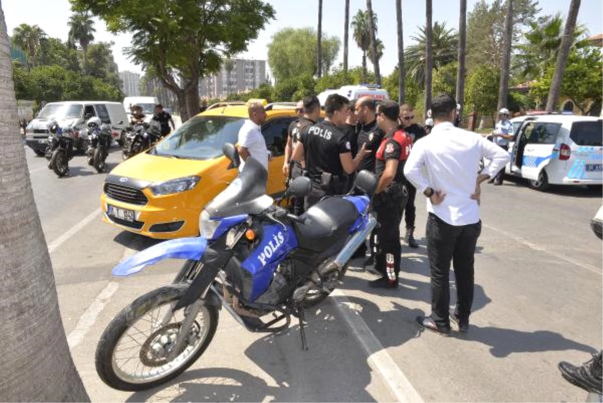 Adana\'da Taksi \'Yunus\' Motosikletine Çarptı; 2 Polis Yaralandı