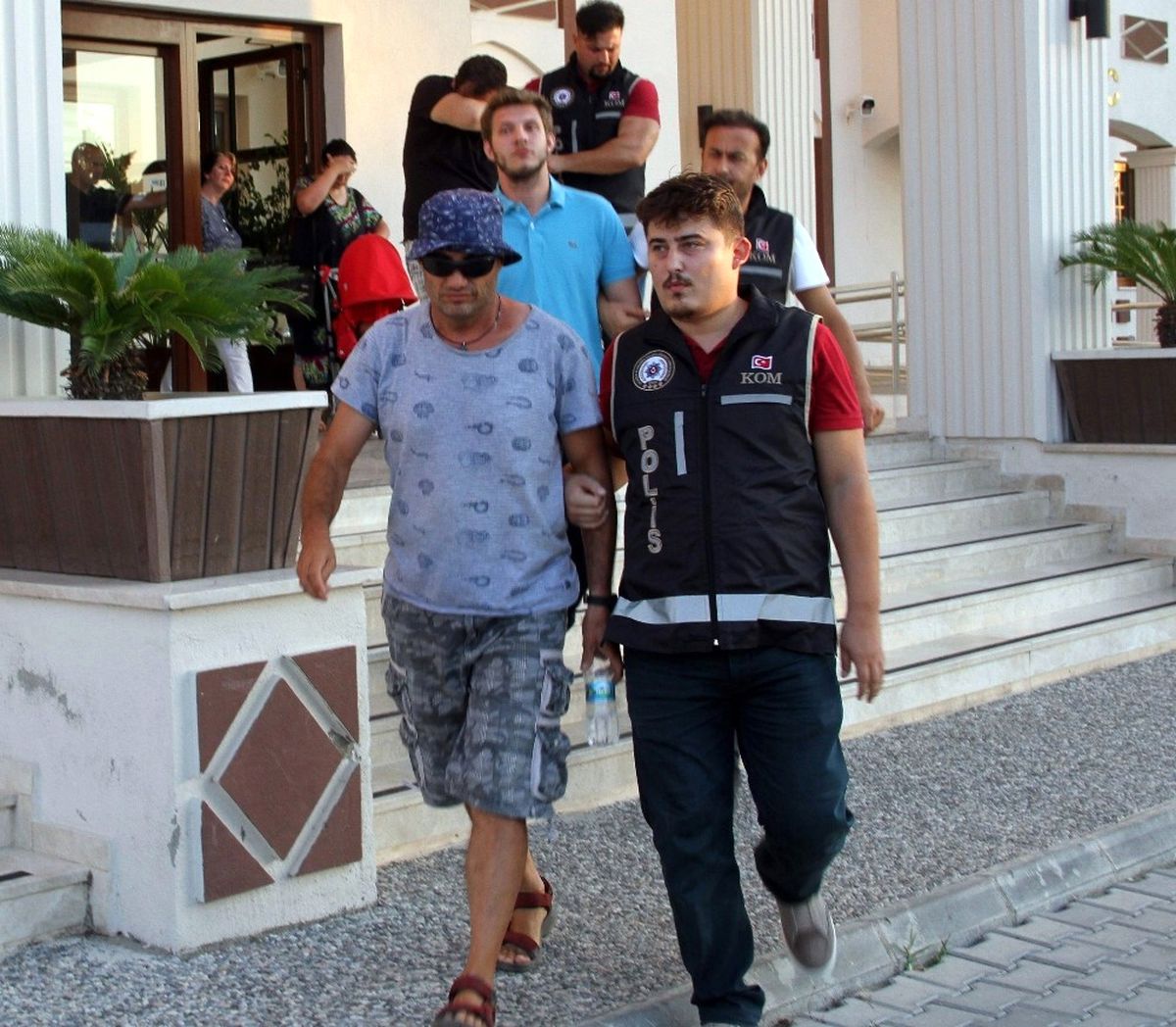 Anadolu Atayün\'ün Eşi ve Diğer 4 Kişi Sağlık Kontrolünden Geçirildi